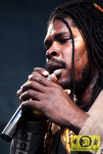 Suga Roy (Jam) with Conrad Crystal and The House Of Riddim Band 17. Reggae Jam Festival, Bersenbrueck 07. August 2011 (10).JPG